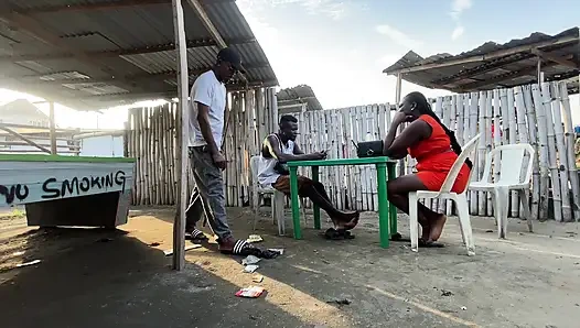 Pacarnya lagi nyari pria lain yang ngentot memeknya habis-habisan