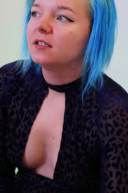 रात के खाने की मेज पर डरपोक हाथों से चुदाई