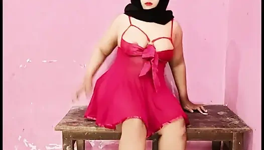 Возбужденная пасынка просит оргазма, пока на видео