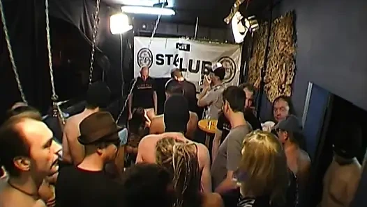 Ggg - Sarışın Hatun Sahnede Canlı Grup Seks Yapıyor