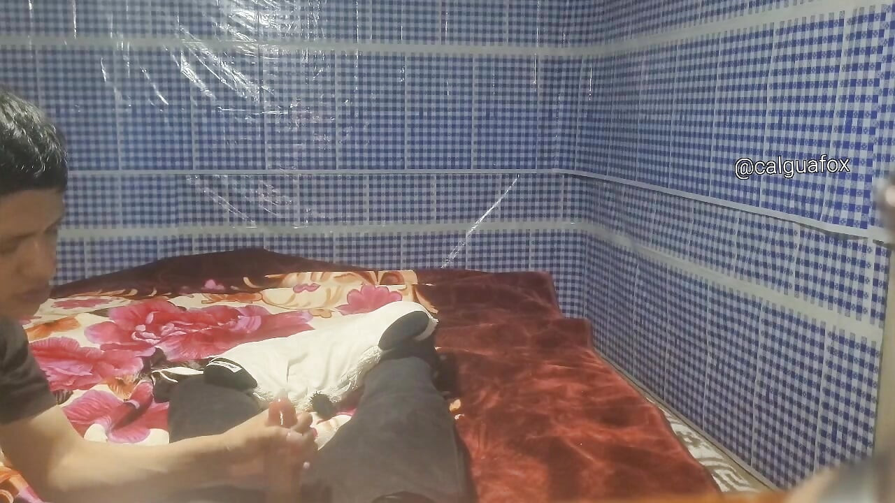 Büyük sulu bir yarak emiyor