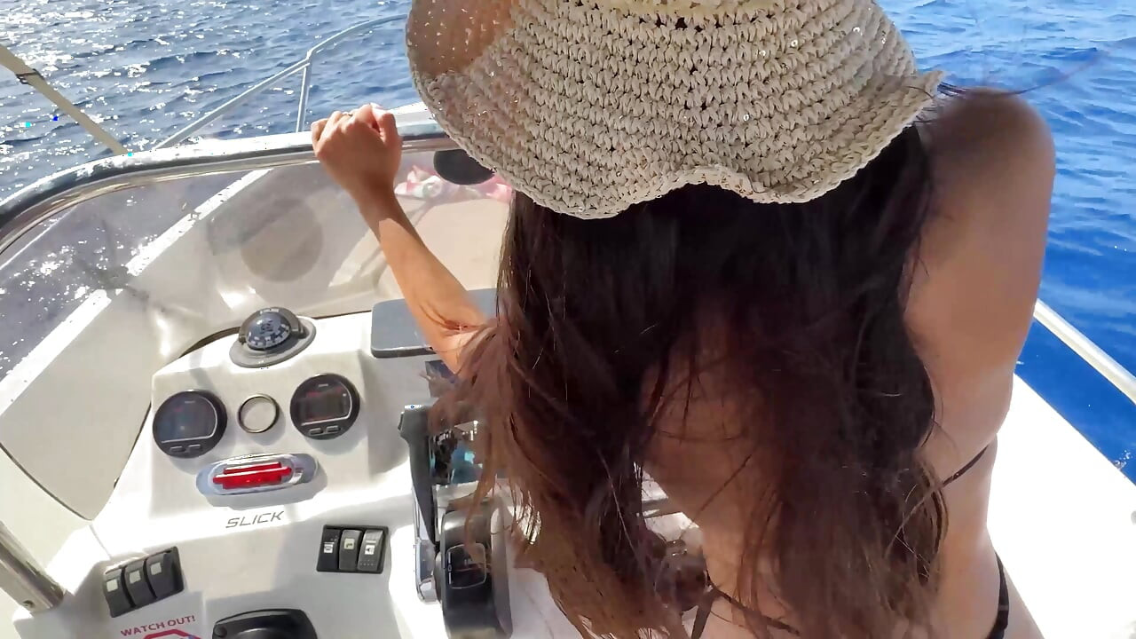 La surprise d’Ocean Valentine : elle écarte son bikini pour se faire défoncer le cul