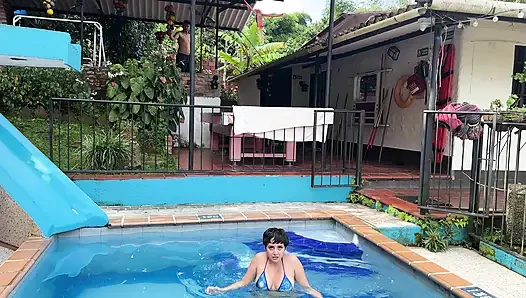 Ich helfe meiner sexy stiefschwester mit dickem arsch, damit sie nicht im pool ist, dafür lässt sie mich ihren engen arsch hart ficken