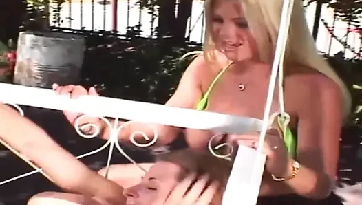 Azgın olgun hatunlar açık havada üçlü seks çılgınlığında yarak yutuyor