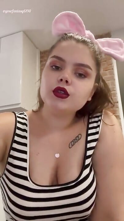 Rauchen mit rotem lippenstift an