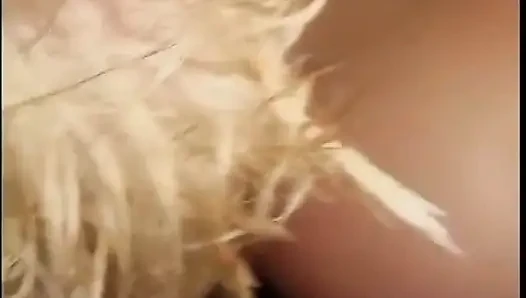 Blonder twink und typ mit der mütze haben einen dreier mit einer sexy blonden schlampe