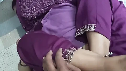 Desi village girl indian bhabhi ke Ghar per cudai ka MMS