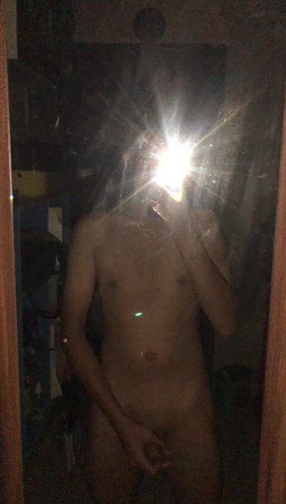 Melancap di hadapan cermin