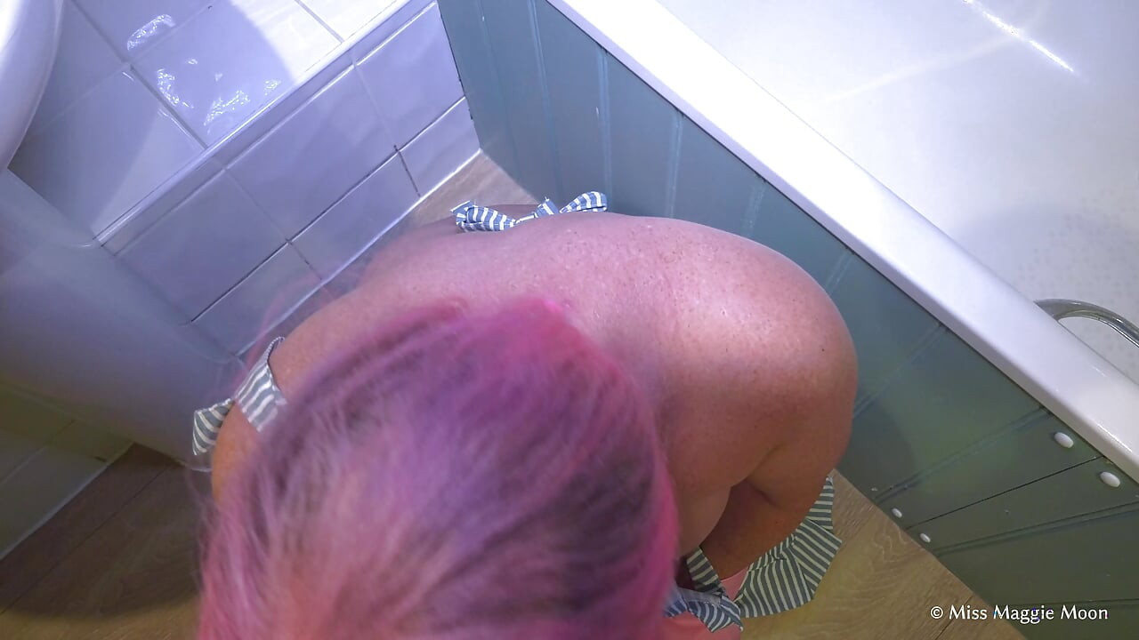 Sudut pandangan pertama ibu tiri membersihkan sarung tangan Apron dan Getah