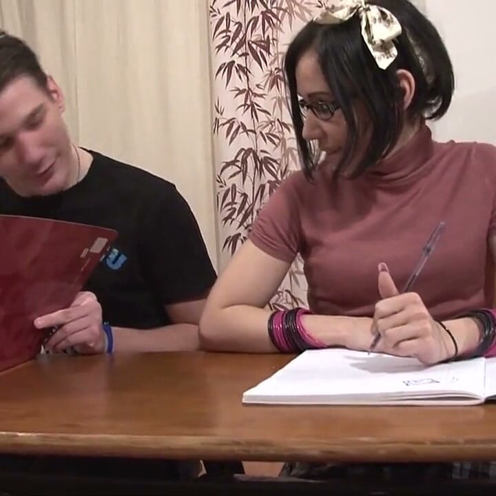 Chica sexy obtiene su culo apretado golpeado en el escritorio por su compañero de clase