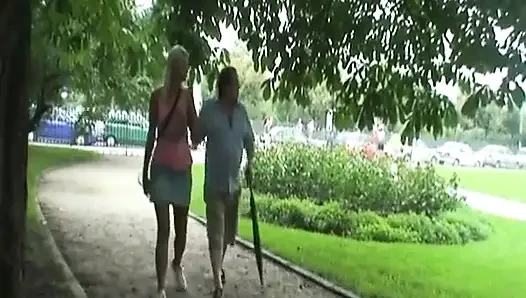 Молодая блондинка дает свою киску гнусном старику в парке