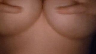 Jugando con mis enormes tetas