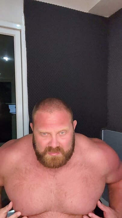 Muscle Ddy σε πιάνει να κρυφοκοιτάς
