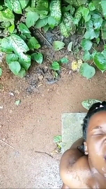 Detik ikonik dari "Penguasaan wanita dalam hutan Kencing Adventure"