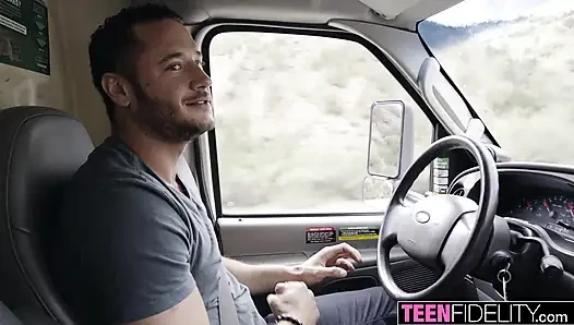 TEENFIDELITY Britney Light трахнули в задней части фургона