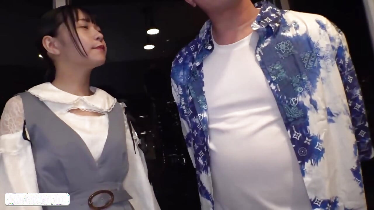 元アイドルのような純粋な大学生が大胆な一面を明かし、展示がエロティックなサプライズに変わる 1St