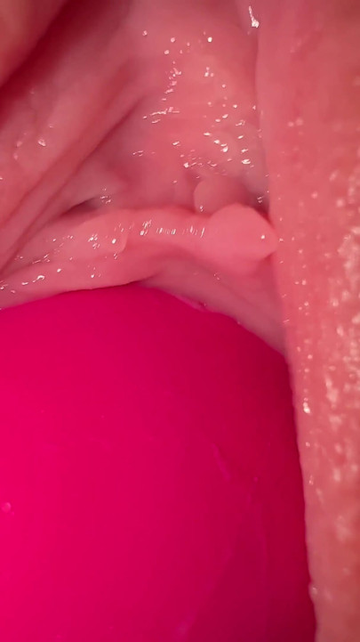 Berpose dan bermain dengan mainan seks, orgasme sedikit untuk satu kali