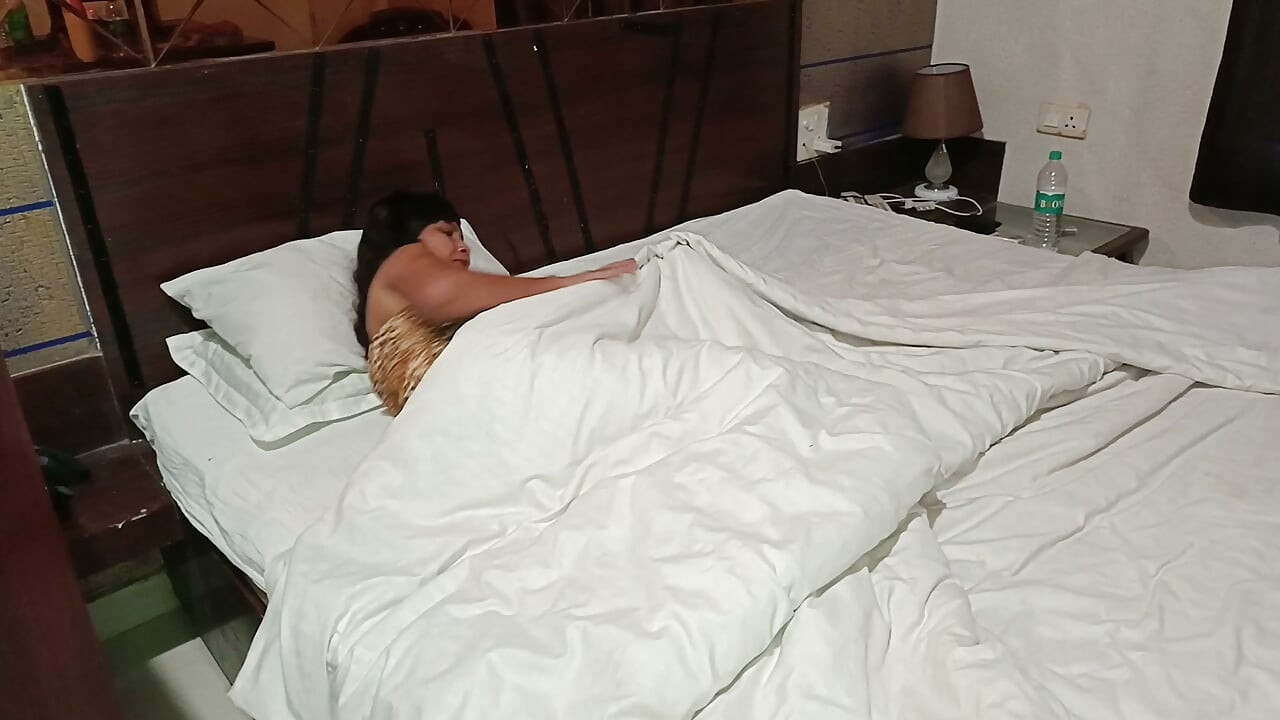 Star Salu在酒店房间里被一条长鸡巴操。