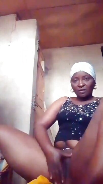 Fat Sugar Mama Is Horny She Masturbating