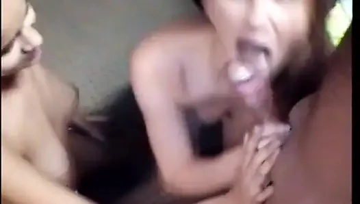 Pasangan pelacur cantik lagi asik nyepong kontol