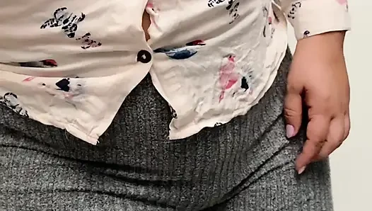 Моя мачеха MILF чистит и подпрыгивает своей красивой попой в йога-штанах