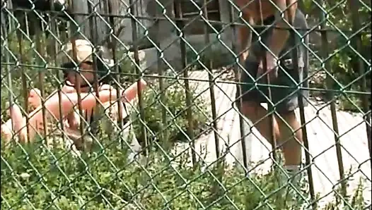 Inglese, versaute behaarte MILF auf der suche nach großen schwänze, um im park gefickt zu werden