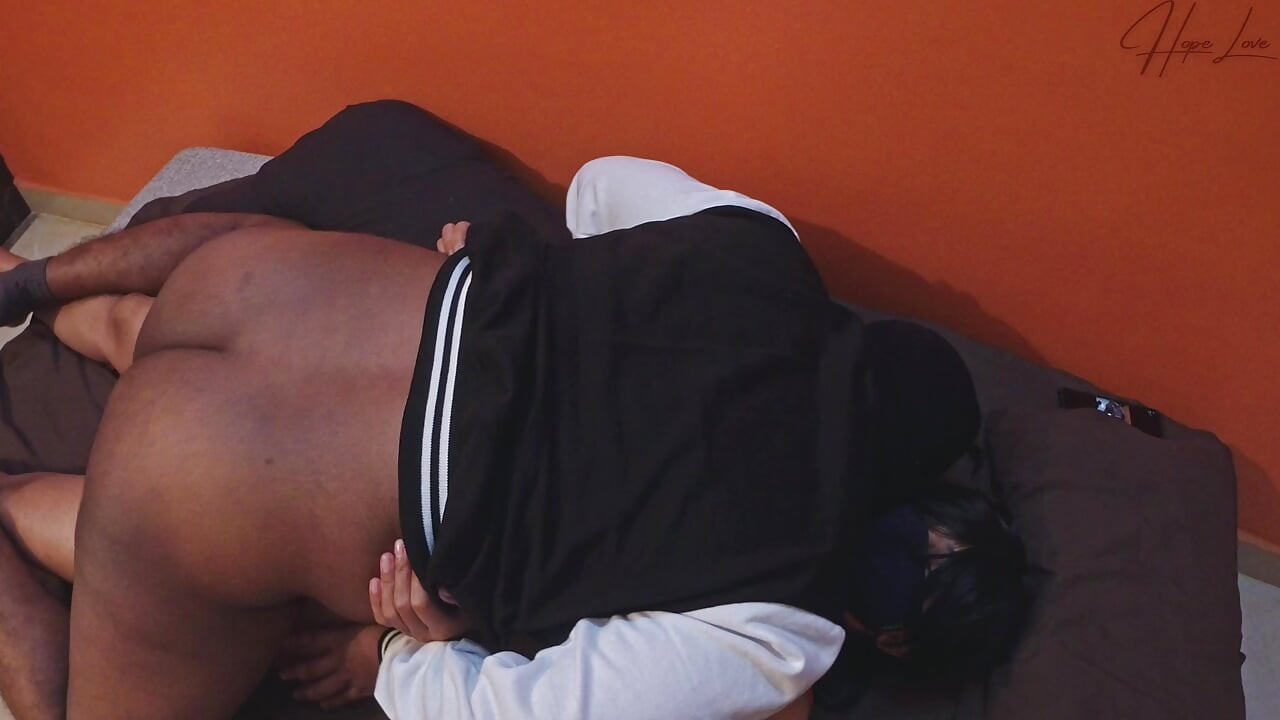 Îmi găsesc sora vitregă sexy în camera ei și ne-am futut foarte bine