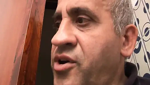 У этой грязной старой свиньи есть мягкое пятно для его падчерице