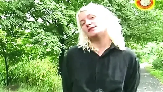 Blondine führt dicke gurke ein und reitet dann harten schwanz