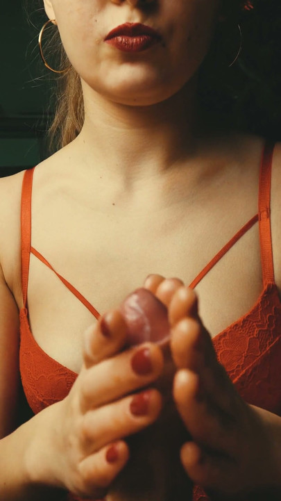 Prietenă soției mele îmi dă un cadou de Anul Nou și gustă sperma mea în timp ce soția e la cumpărături. YourHottKiss 4K VIDEO | Clip 1