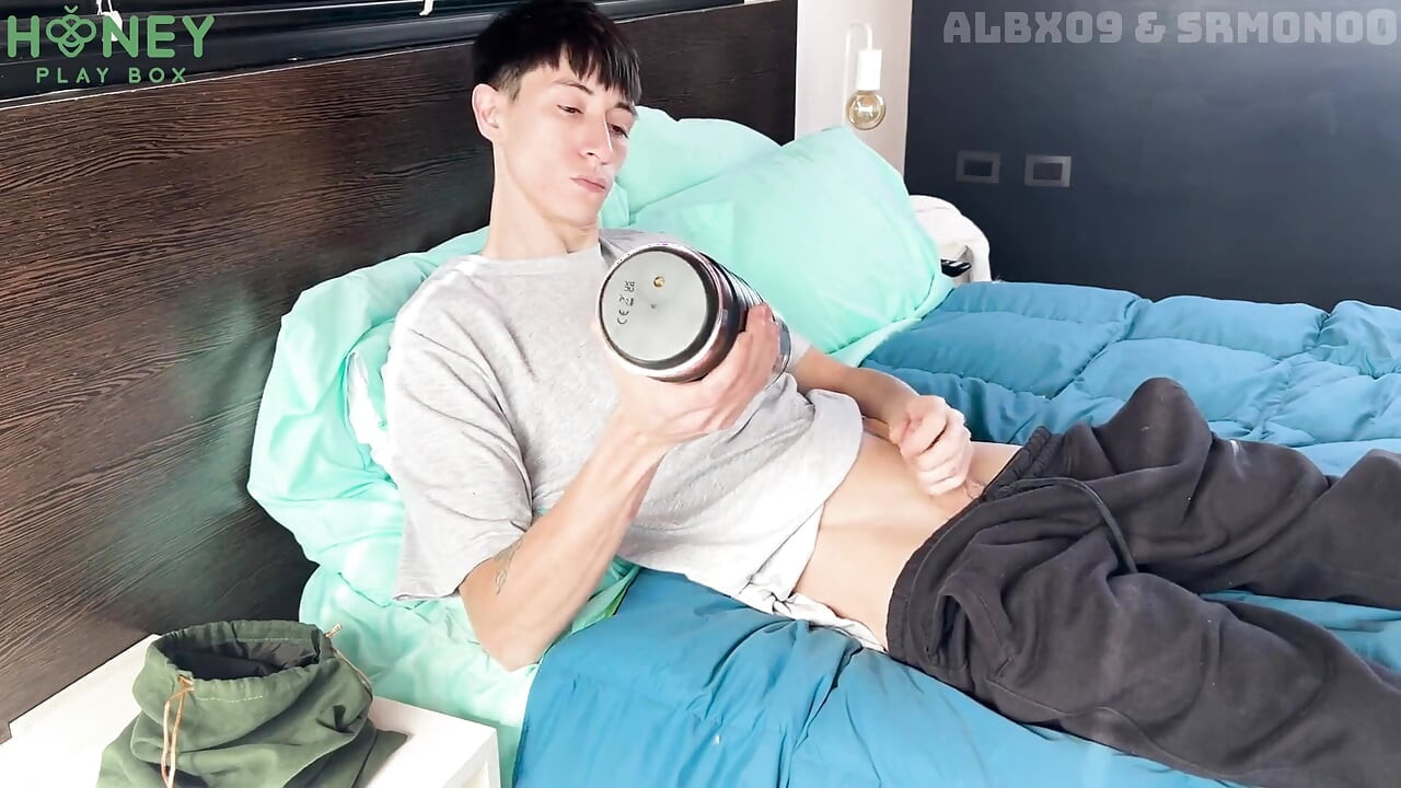 Mein stiefbrud will, dass ich ihm helfe, mit einem neuen sextoy zu masturbieren