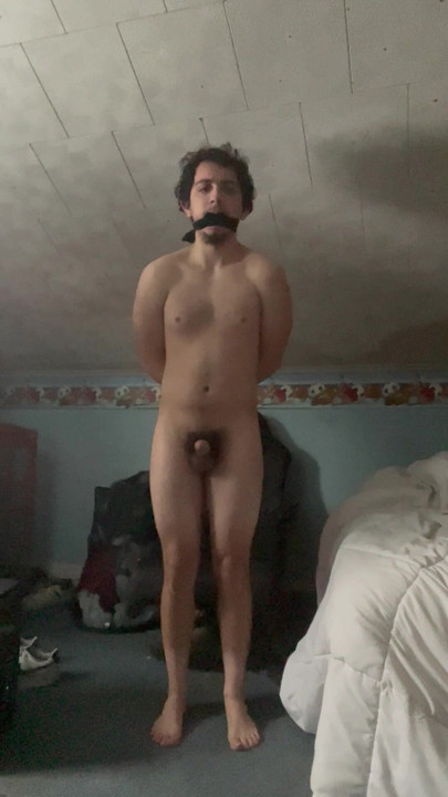 Зв'язаний і з кляпом у роті оголеною