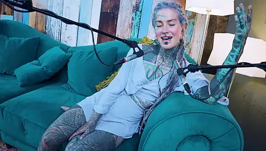 F hakkında konuşuyorum - korku - asmr podcast sfw konuşuyor gotik sıska kız dreadlocks dövmeli model dövmeli kız