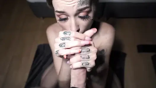 Living Desk me mohon dientot di tenggorokan