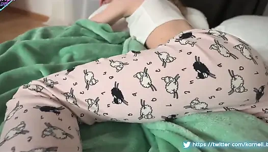 Aku bangunin abang tiriku sambil ngocok kontolku