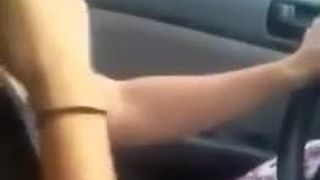Ngón tay trong xe của cô ấy