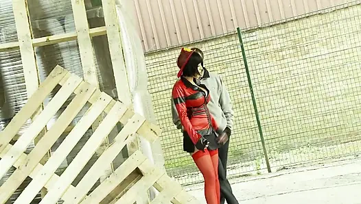 Heiße MILF in der lederjacke fickt gerne und bekommt gesichtsbesamung