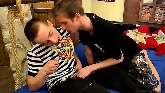 Sünnetsiz Avrupalı arkadaşlar götten sikişiyor