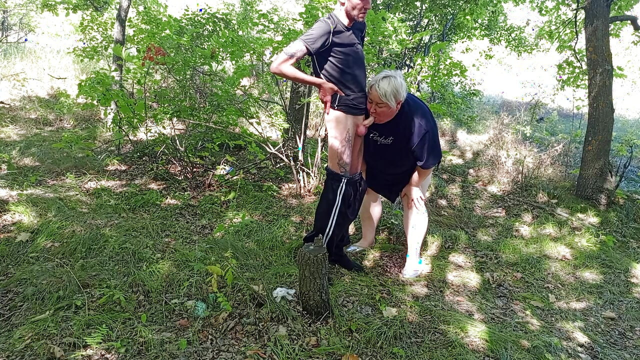neighbor gives a public blowjob in the park