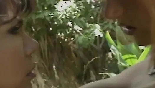 Lesbian sensual di surga tropis dengan permainan buah-buahan