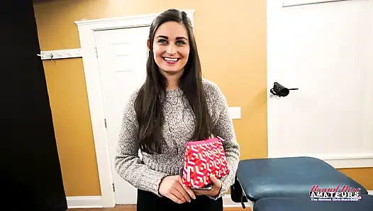 Kıllı esmer üniversiteli kız Elliot özensiz gırtlağına kadar alıyor açgözlü döl yutuyor!