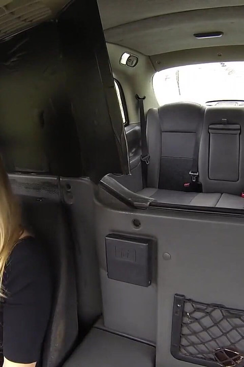Taxi fals feminin - șoferul obraznic îi oferă o muie sexy studentei obraznice în agățarea unei mașini rebele