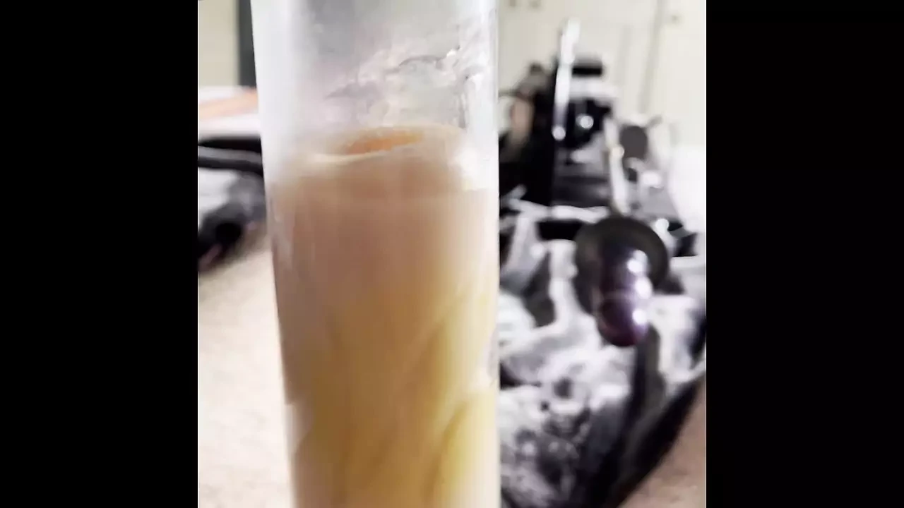 Fodendo e ordenhando máquina em máscara de gás grande porra na própria boca