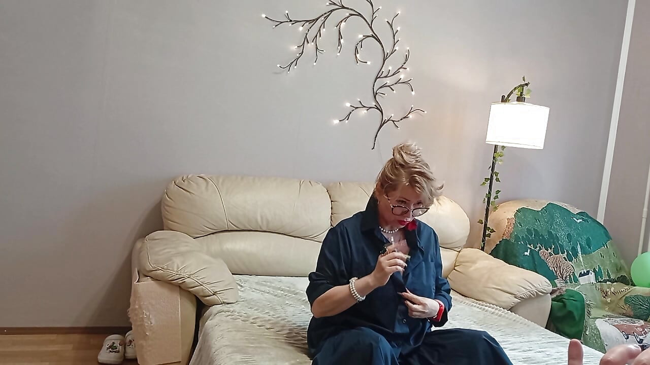 A las damas maduras también les gusta masturbarse. El proceso de rodaje...))