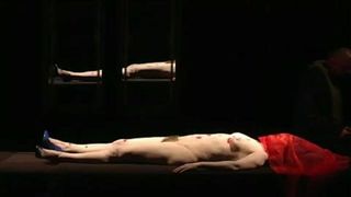 Una donna pelosa nuda in teatro