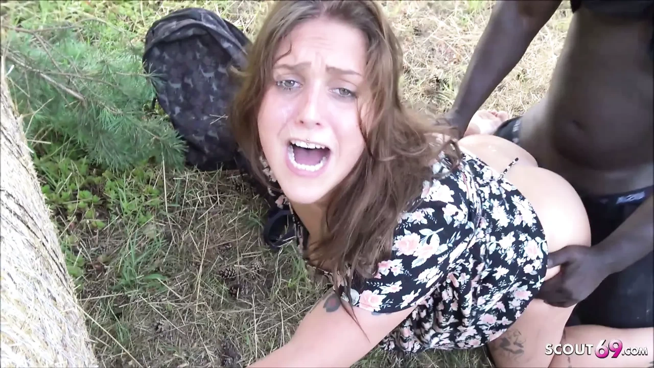 戴绿帽子让黑人陌生人操他的女友并加入3P