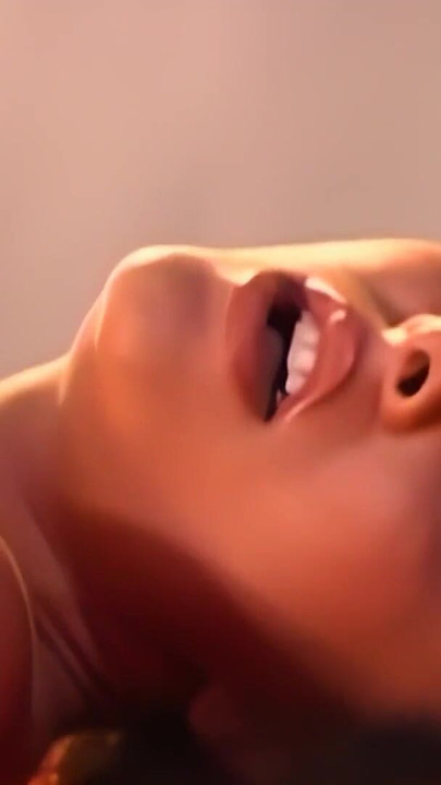 Momento épico de "Uma morena se envolve em atividade sexual com um cara que estimula sua área genital com um grande falo."
