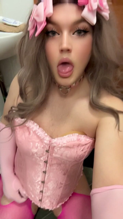 Sissy shaking ass