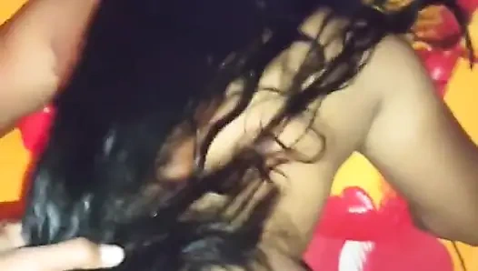 Hintli üvey kız kardeşim çok azgın hissediyor ve sonra yardım ediyorum