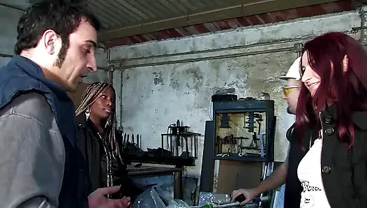 Siyah ve beyaz dörtlü anal sikiliyor